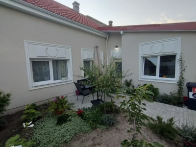 Casa cu 2 camere in Balcescu renovata complet, curte individuala - ID V5541