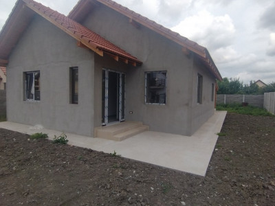 Casa individuala 3 camere de vanzare la Sanmihaiu Roman- Zona Linistita